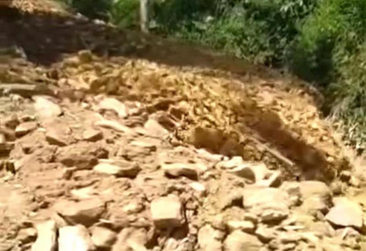 Mưa lũ khiến tuyến đường chính từ vào xã Bảo Thắng (Kỳ Sơn) bị sạt lở nghiêm trọng. (Ảnh: QH)