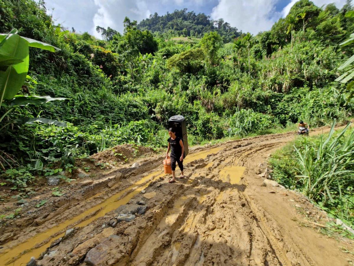Khu vực nền móng của những ngôi nhà ở làng Tak Chay sạt đổ xuống con đường mới mở.