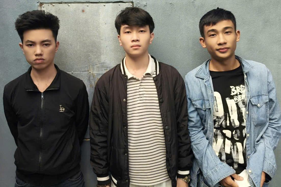 Hồ Xuân Tâm và Bùi Vinh Quang và số tiền giả bị phát hiện, thu giữ.