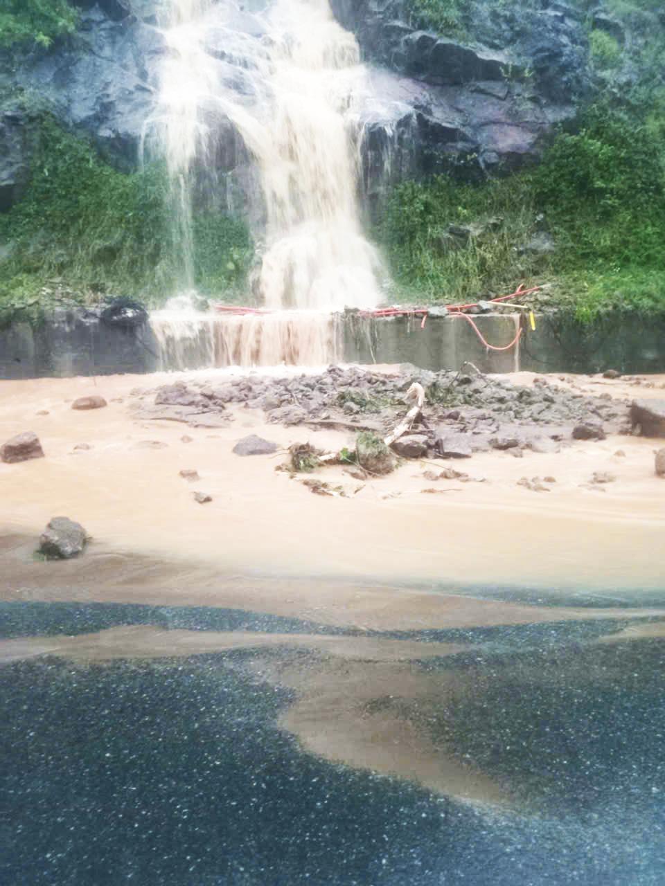 1 vị trí trên đường lên bán đảo Sơn Trà có nhiều đá lăn xuống mặt đường do mưa lớn gây ra. Ảnh: Sở GTVT T Đà Nẵng.