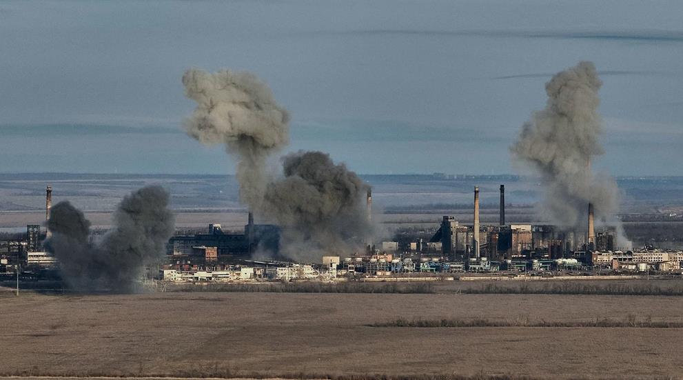 Khói bốc lên từ Nhà máy hóa chất và than Avdiivka ngày 15-2. Ảnh: Libkos/Getty