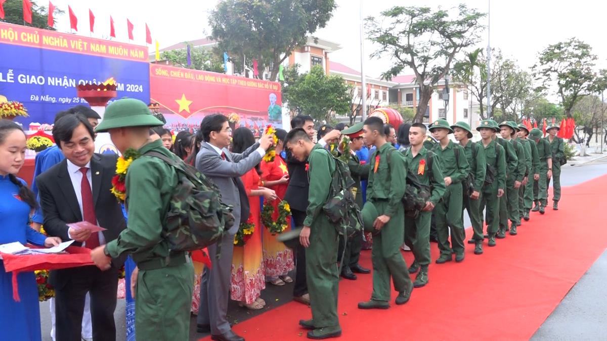 Lãnh đạo, các ban ngành, đoàn thể Hòa Vang tiễn đưa các thanh niên lên đường nhập ngũ