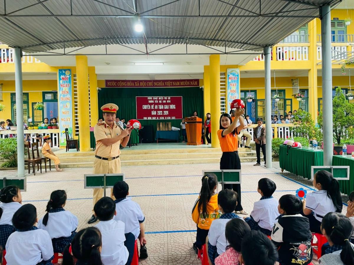 Cán bộ Đội Cảnh sát giao thông- Trật tự Công an huyện Phú Lộc tuyên truyền hướng dẫn pháp luật cho học sinh trên địa bàn.