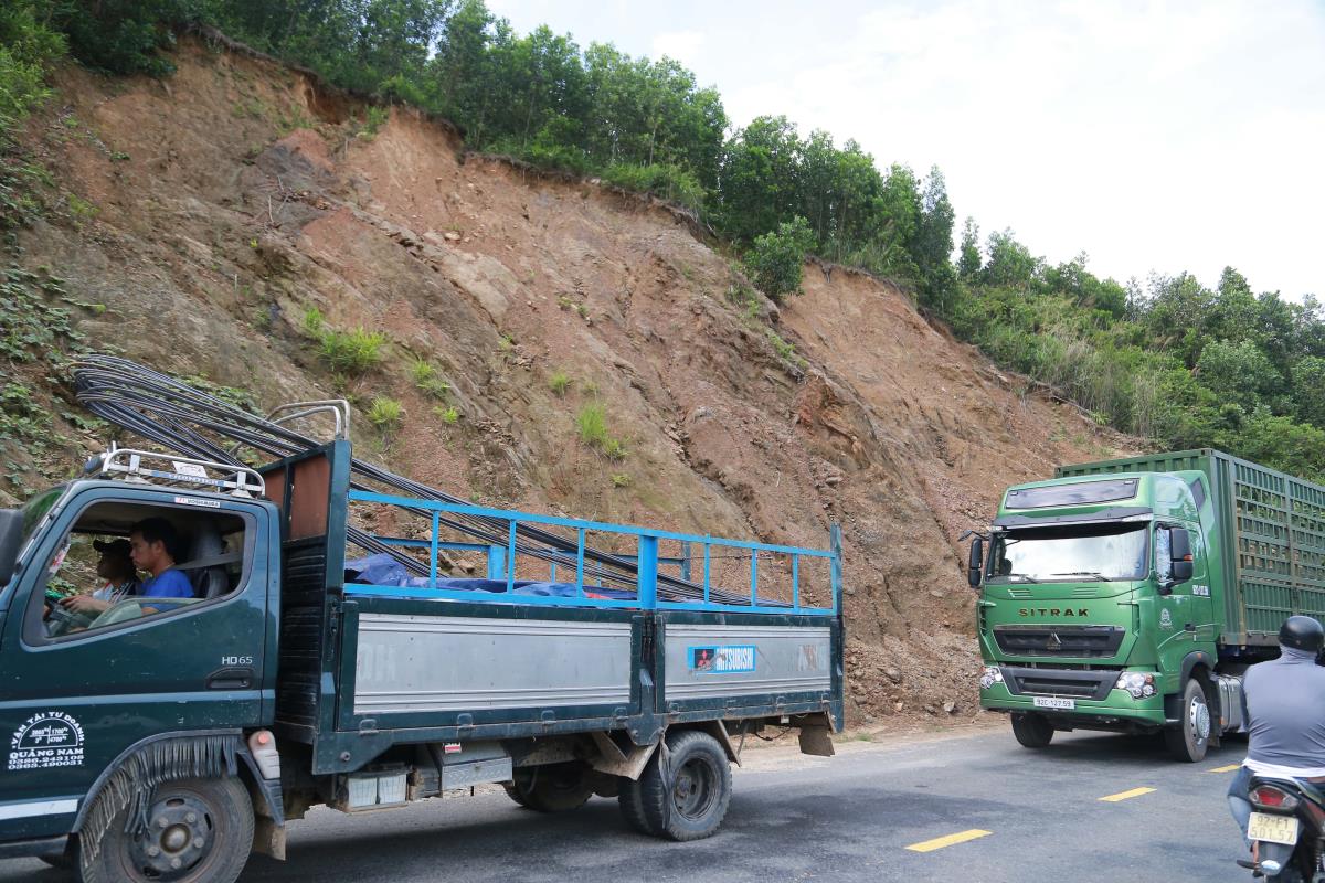 Một số điểm sạt lở dọc Quốc lộ 14G.