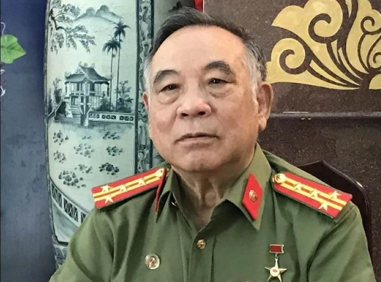 "Hai Râu" (ngoài cùng bên trái) và Mai Văn Hạnh (ngoài cùng bên phải) tại căn cứ giả ở Cà Mau.