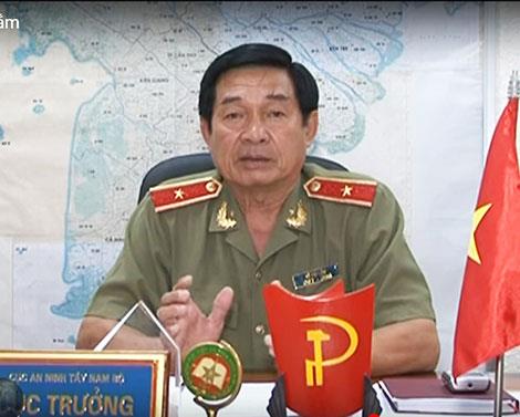 Thiếu tướng Hồ Việt Lắm thăm, tặng quà nạn nhân chất độc da cam.