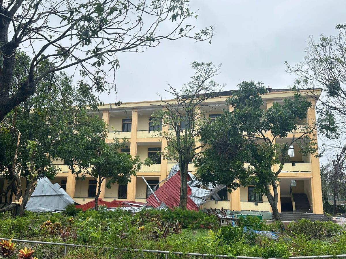 Nhiều trường học ở Nghệ An bị thiệt hại sau bão số 10.