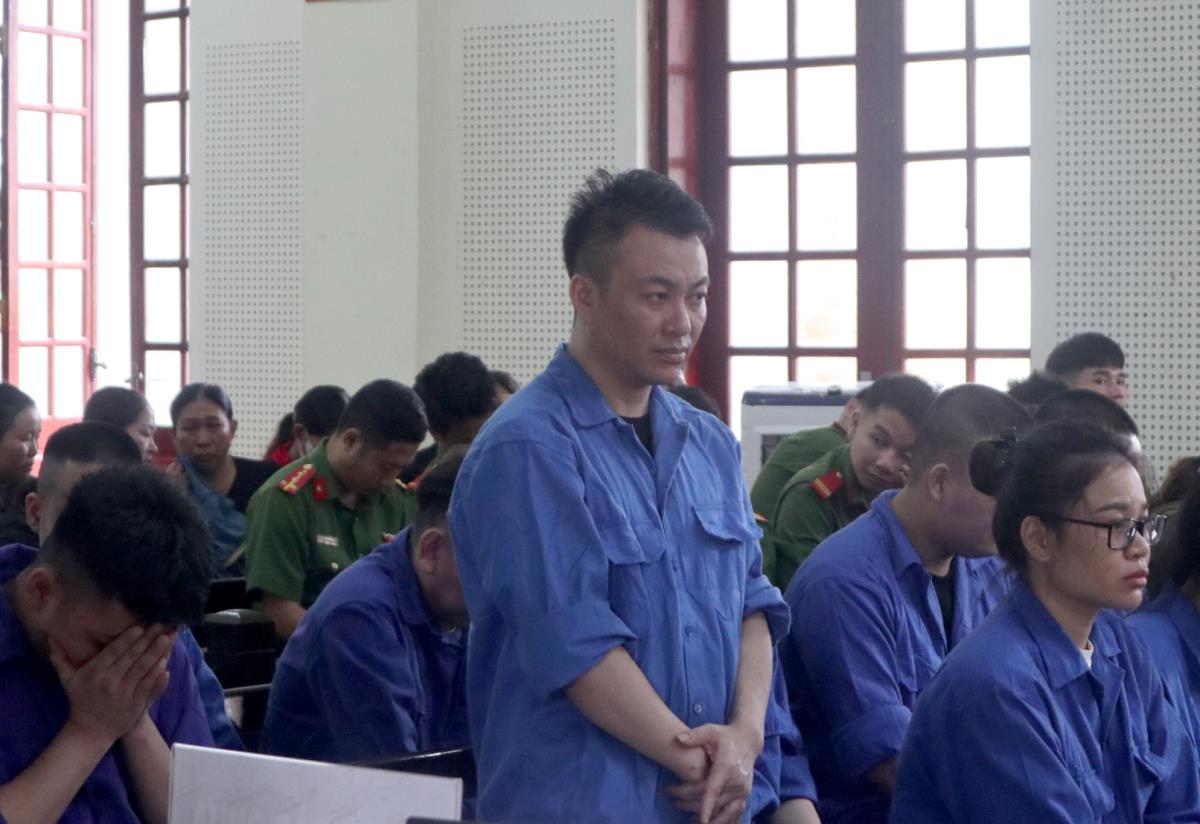 32 bị cáo đồng phạm trong đường dây lừa đảo bị tuyên từ 7 - 16 năm tù.