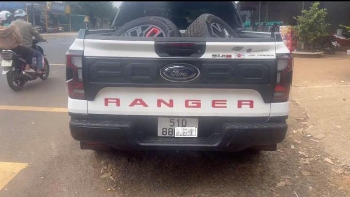 Chiếc xe bán tải chở lốp xe nghi là tài sản trộm cắp.