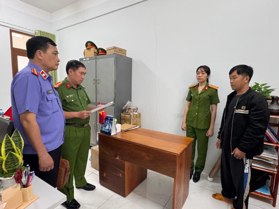 Lực lượng Công an thu giữ cà-phê được đóng gói thành phẩm mang nhãn hiệu Thành Khôi nghi là hàng giả