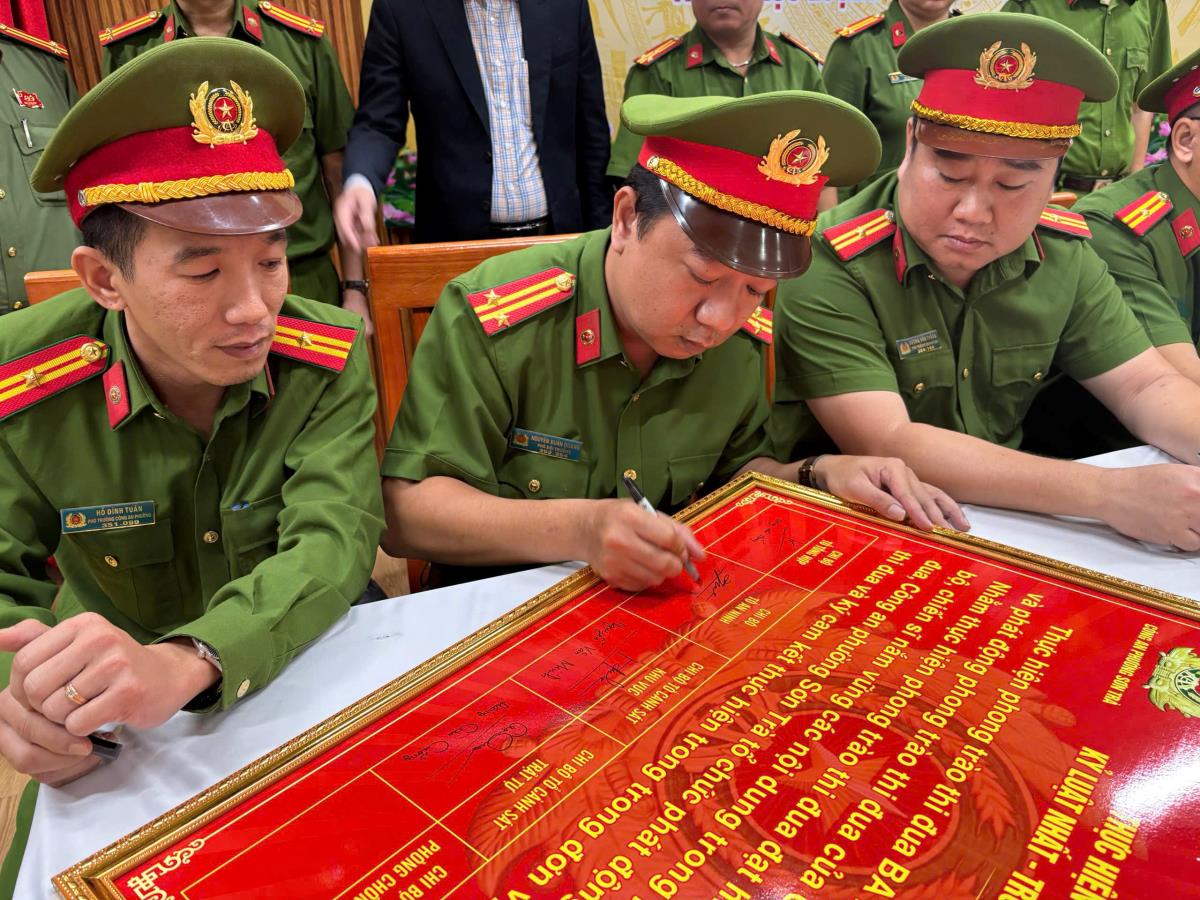 Các đơn vị thực hiện ký kết cam kết thực hiện hiệu quả phong trào thi đua