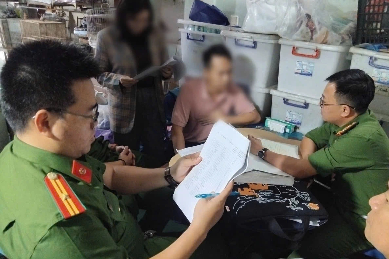 Lực lượng CSKT lập biên bản vi phạm đối với chủ sơ sở