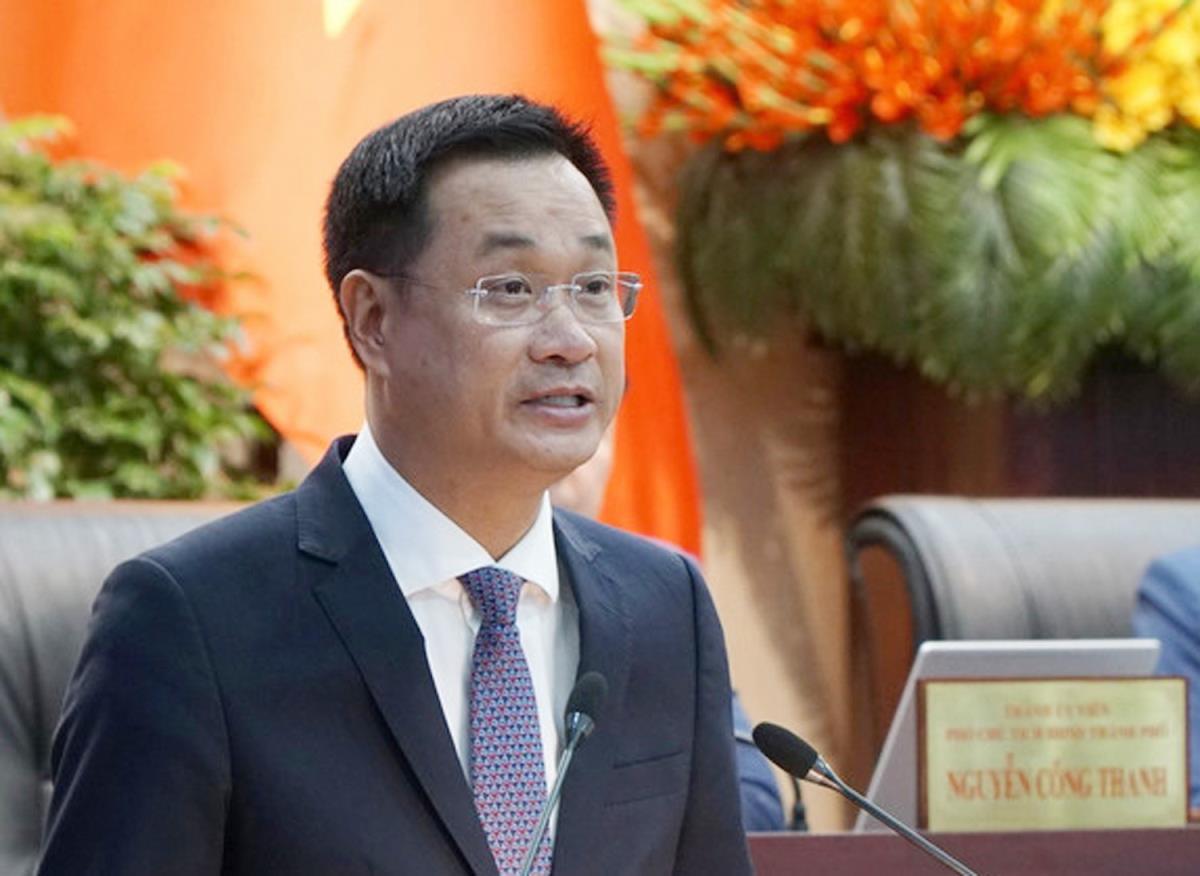 Đại tá Hà Văn Lai, Phó Giám đốc CATP trình bày báo cáo tóm tắt về phòng, chống tội phạm và vi phạm pháp luật.