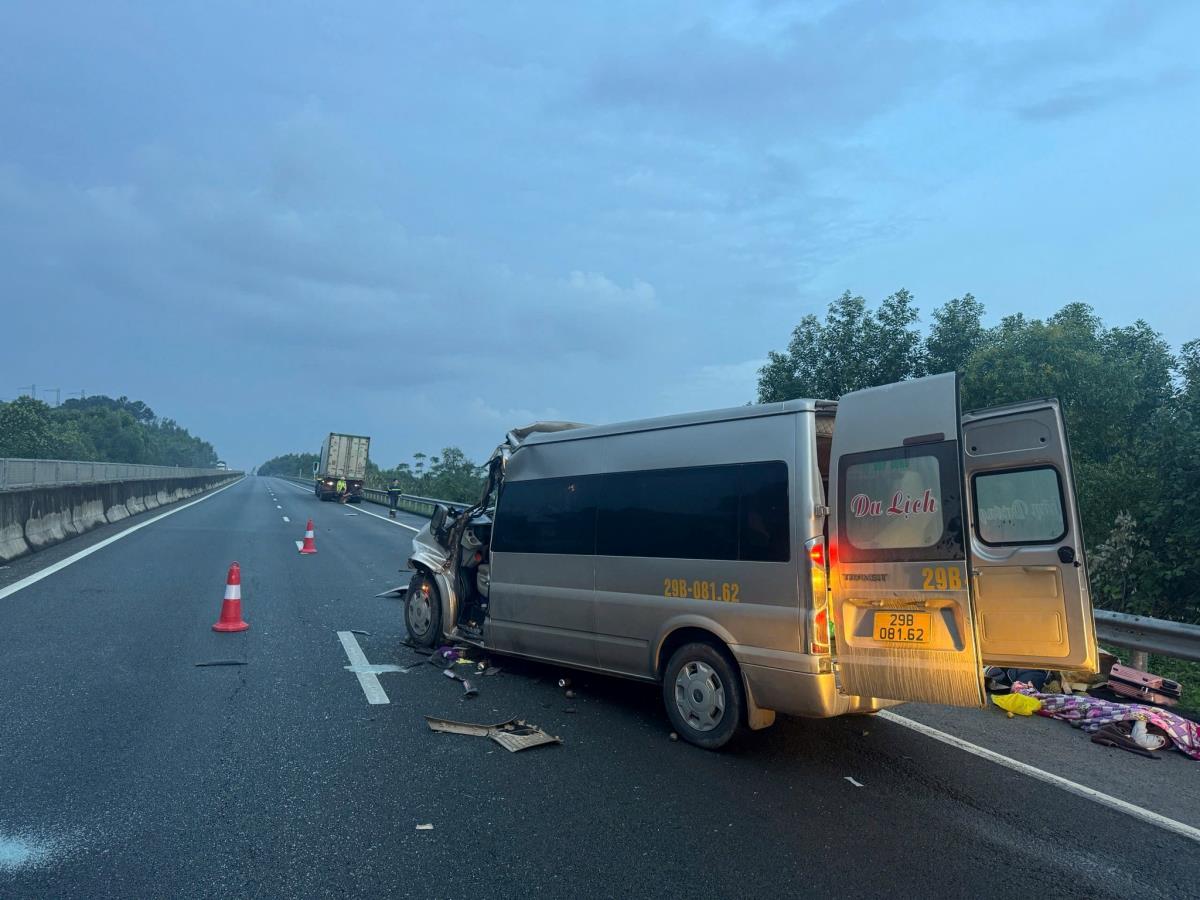 Lãnh đạo Công an TP Đà Nẵng cùng lực lượng chức năng kiểm tra hiện trường vụ tai nạn.