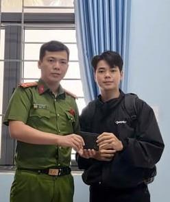 Công an phường Thanh Khê trao trả tài sản cho anh Bảo và Lâm.