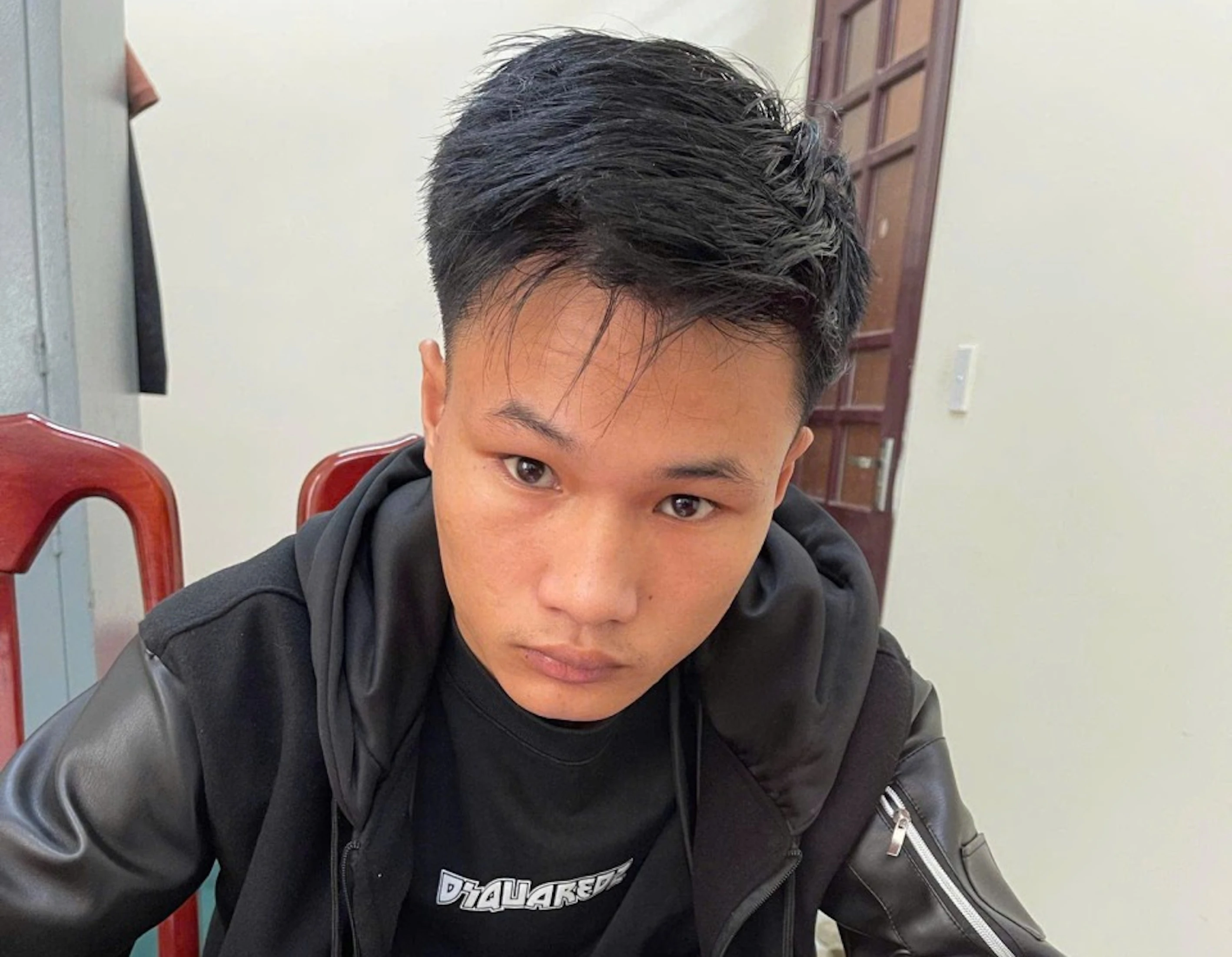 Nguyễn An Bảo Chinh đang viết lại lời khai tại cơ quan điều tra.