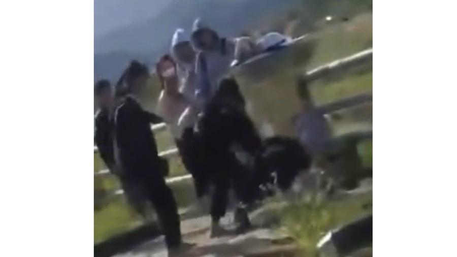 Hình ảnh vụ việc tại bờ kè suối Đak Lop (Ảnh cắt từ clip).