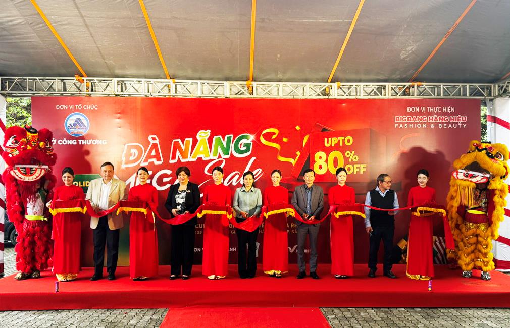 Đông đảo người dân và du khách tham quan, mua sắm tại sự kiện Mega Sale Holiday Đà Nẵng 2025 ngay trong ngày khai mạc.