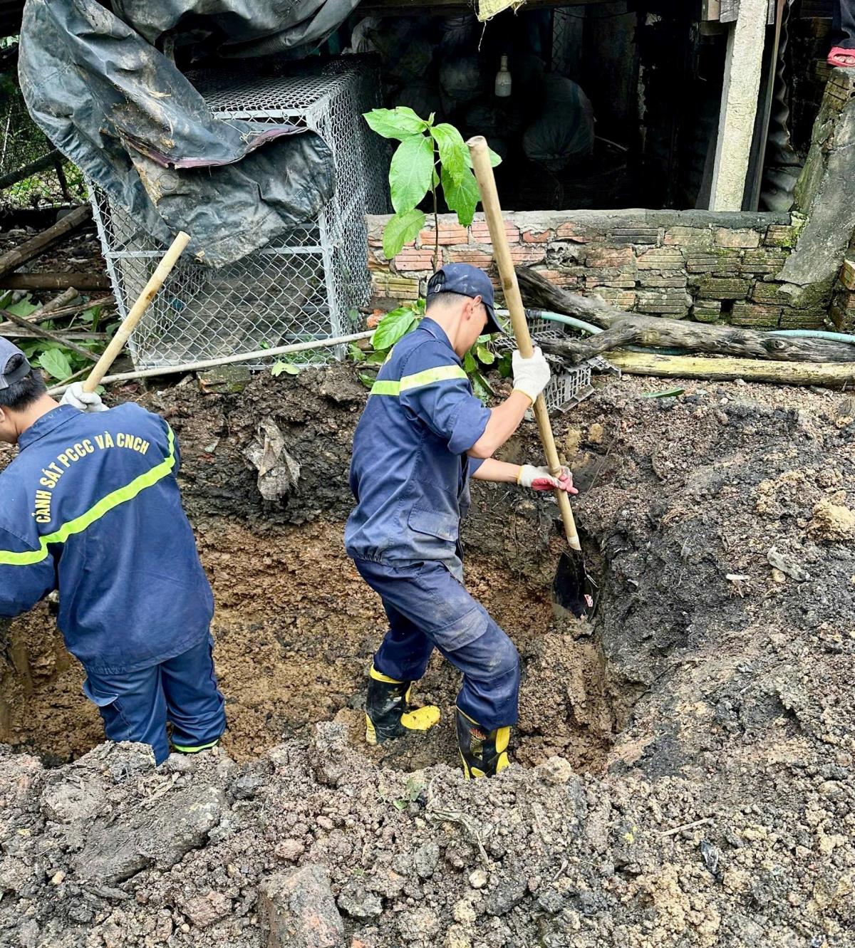 Đội thanh niên xung kích thực hiện việc dọn vệ sinh, san nền…