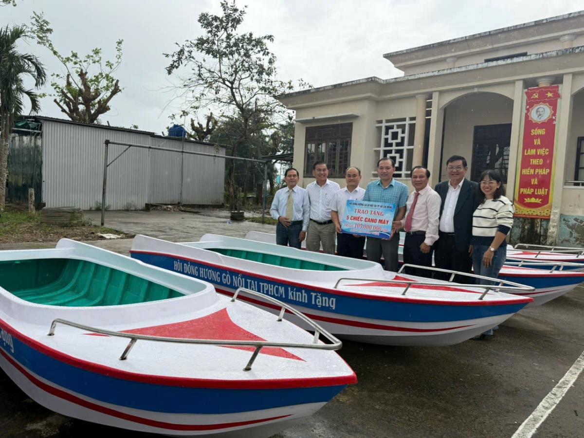Hội đồng hương Gò Nổi tại TP Hồ Chí Minh trao tặng 5 ca-nô cho xã Gò Nổi.