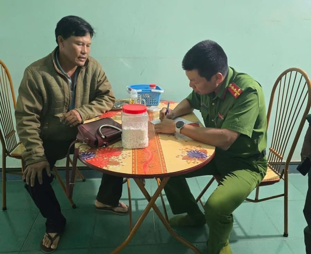 Ông Khái trình báo vụ việc với Công an xã.