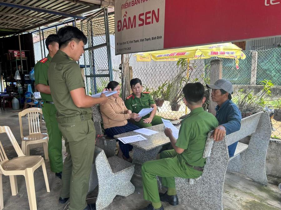 Đối tượng Thảo (thứ 2 từ phải qua) bị khởi tố về hành vi: “Lừa đảo chiếm đoạt tài sản”.