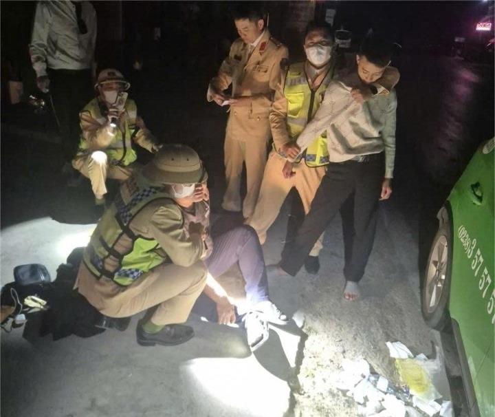 Ba đối tượng Quân, Hoàng, Khởi và ma túy tang vật bị lực lượng CSGT phát hiện, bắt giữ.