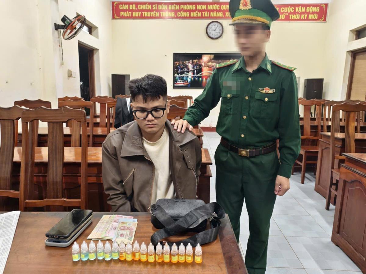 Lực lượng chức năng thu giữ thêm 84 lọ nhựa chứa dung dịch nhiều màu.