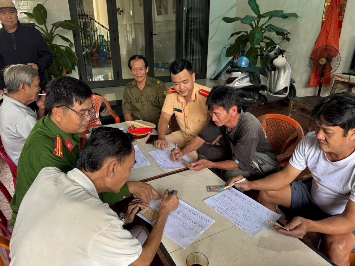 Công an phường Điện Bàn và Hương Trà hướng dẫn người dân kê khai.