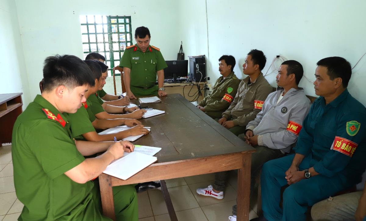 Công an xã Đức Lập tuyên truyền vận động ký cam kết với chủ cơ sở thu mua cà phê trên địa bàn.