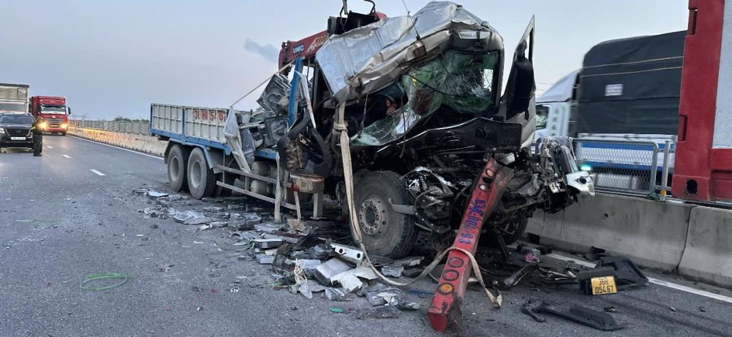 Xe tải BKS 36H-054.67 biến dạng hoàn toàn sau vụ tai nạn.