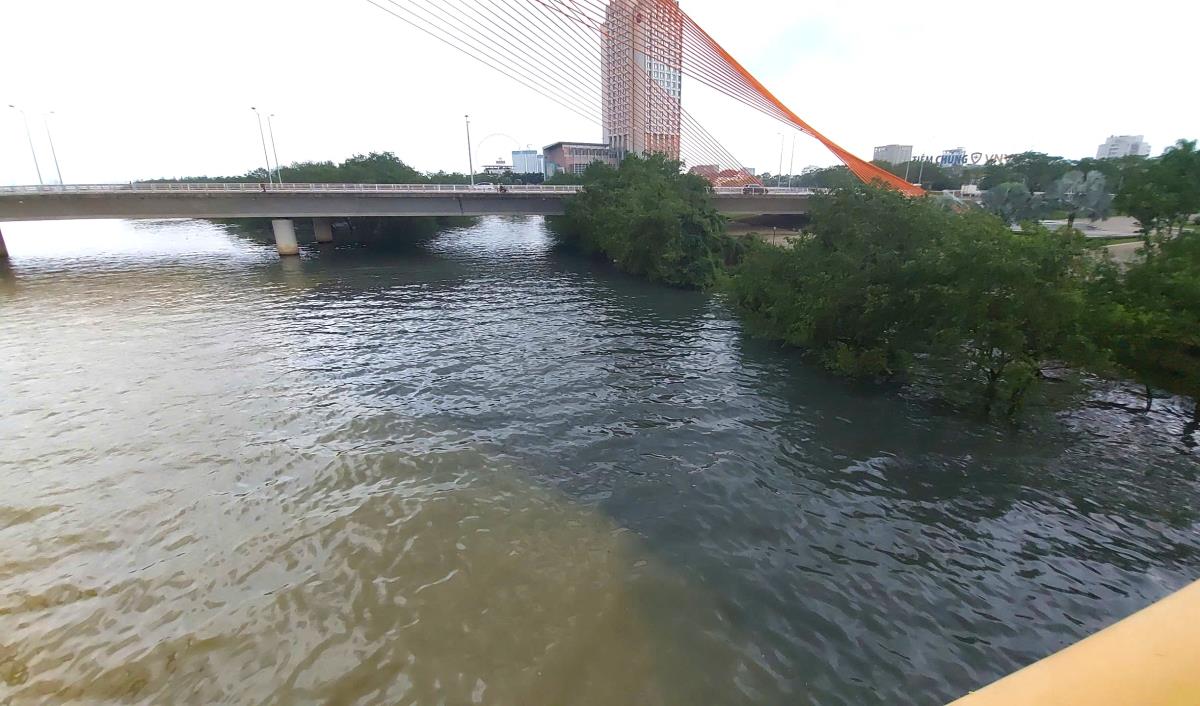 Nước thải đen ngòm, nổi bọt ồ ạt đổ ra từ các họng cống, tràn ra sông Hàn.