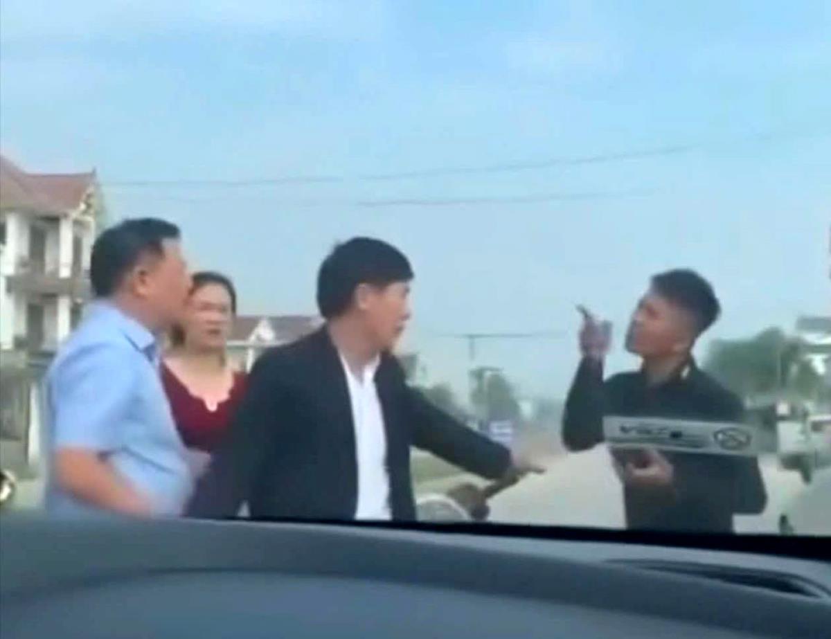 Hình ảnh Nguyễn Phúc Yến chặn xe đòi tiền (ảnh cắt từ clip).