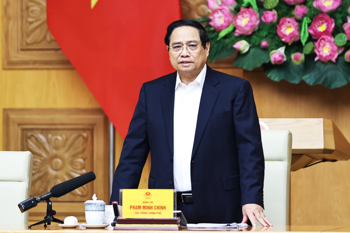 Lực lượng Quân sự TP Đà Nẵng hỗ trợ người dân sữa chữa lại nhà ở bị hư hỏng do thiên tai gây ra.