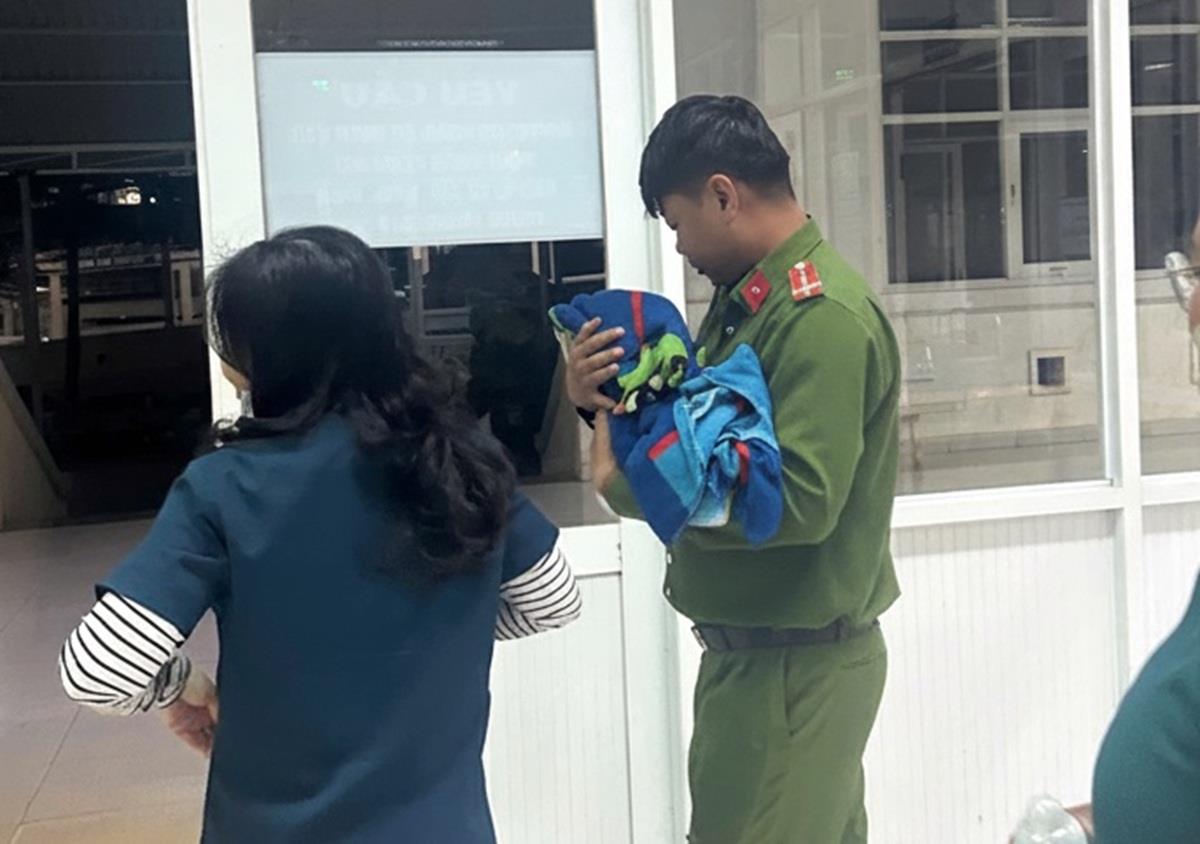 Cháu bé được chăm sóc tại bệnh viện