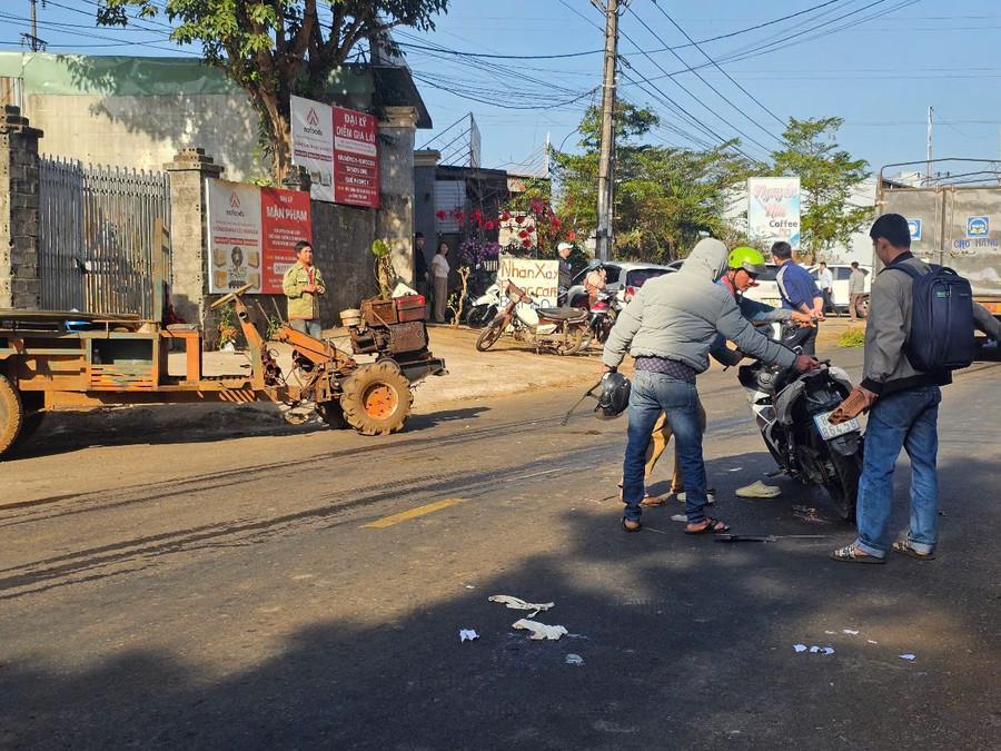 Vụ tai nạn giao thông chết người trên QL25 qua thị trấn Phú Túc.