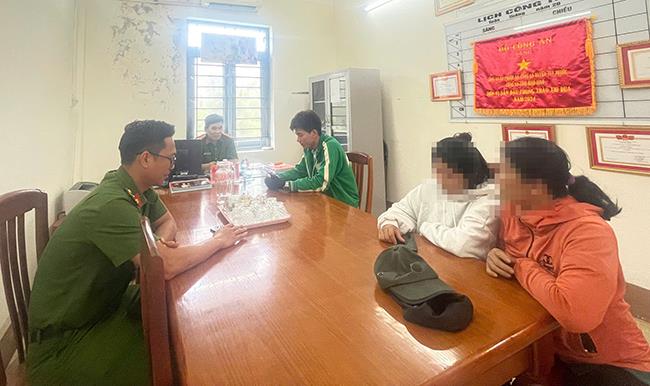 Công an xã Phước An tuyên truyền để em N.T.K.T. nhận biết được thủ đoạn lừa đảo.