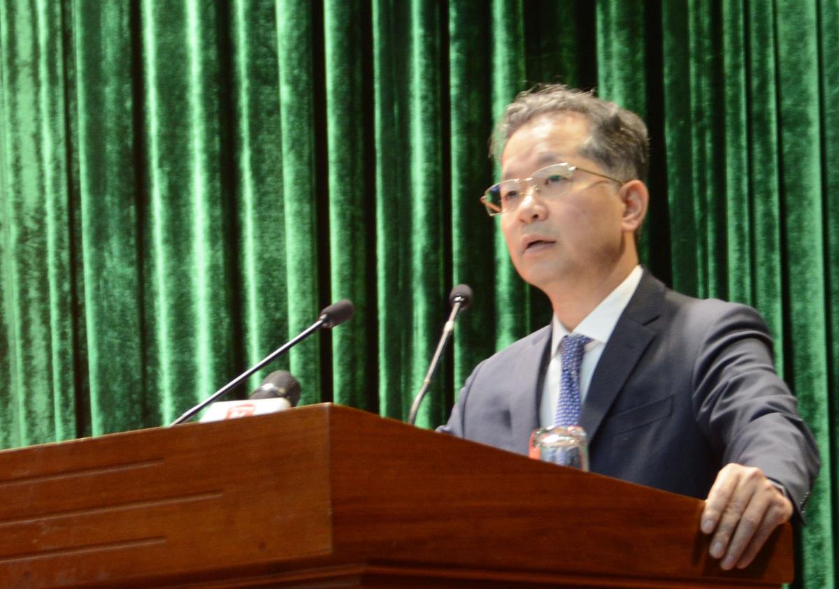 Bí thư Thành ủy Đà Nẵng Nguyễn Văn Quảng khen thưởng các tập thể, cá nhân.