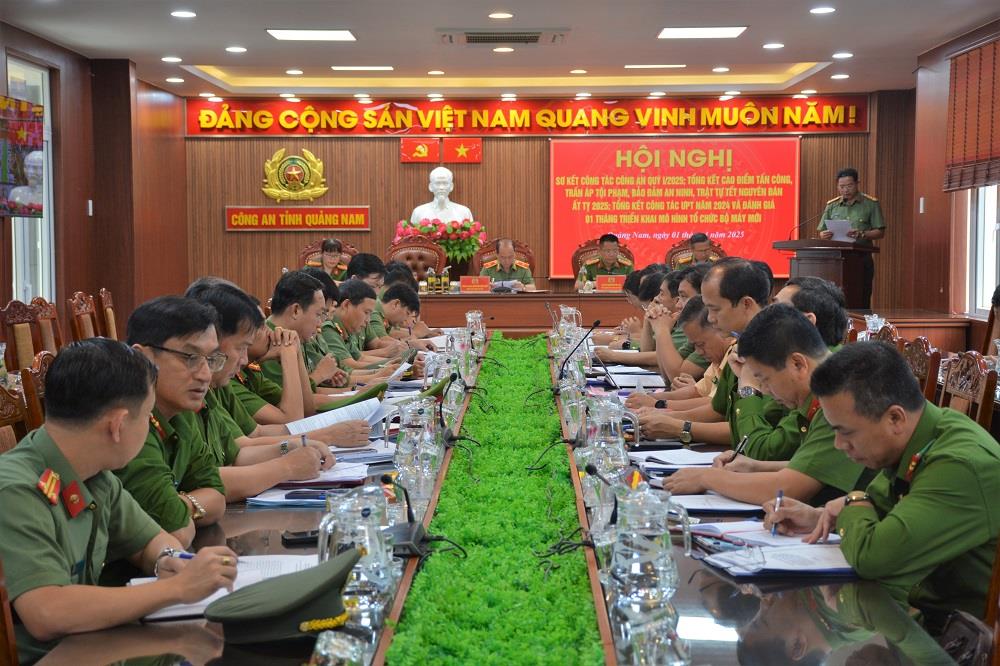 Đại tá Võ Thị Trinh - Phó Giám đốc Công an tỉnh trao Giấy khen cho các cá nhân về thành tích xuất sắc trong công tác.