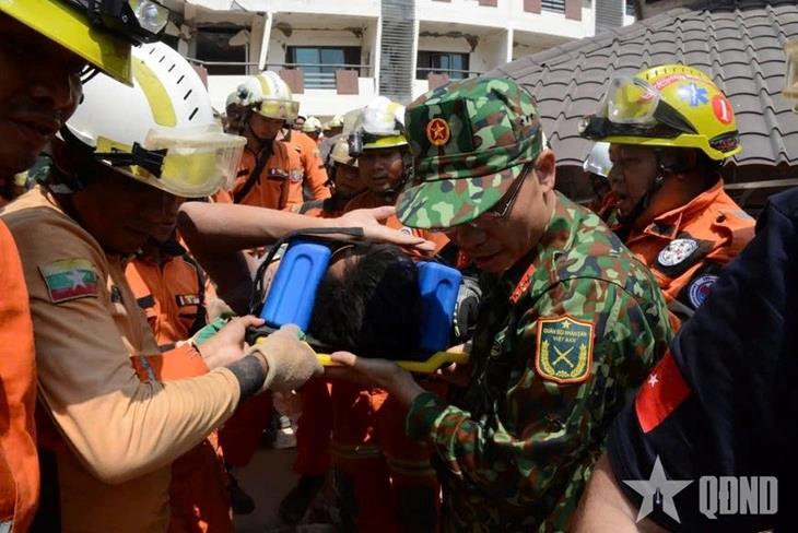 Người nhà nạn nhân được giải cứu xúc động cảm ơn lực lượng cứu hộ - Ảnh: Quân đội nhân dân