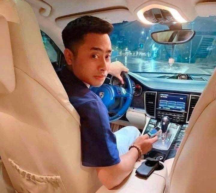 Cán bộ điều tra lấy lời khai đối tượng Bùi Đình Khánh sau khi bị bắt.