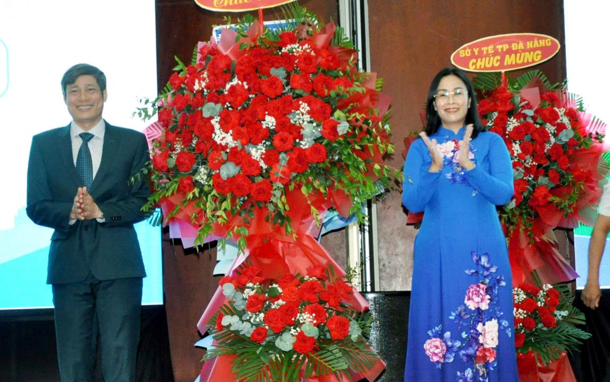 Phó Chủ tịch UBND TP Đà Nẵng Nguyễn Thị Anh Thi tặng hoa chúc mừng hội nghị.