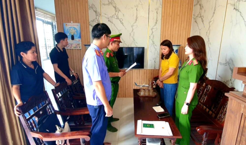 Đối tượng Hà Thị Thu Thủy (áo vàng)