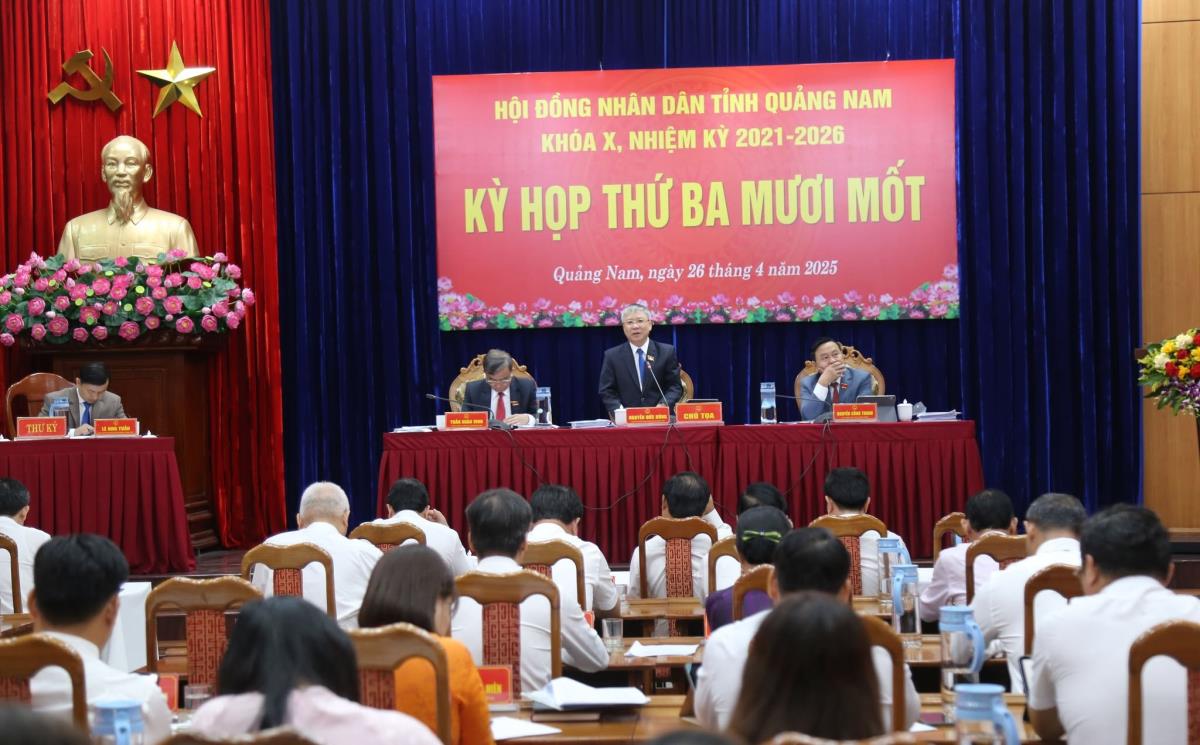 Chủ tịch HĐND tỉnh Quảng Nam Nguyễn Đức Dũng điều hành tại kỳ họp.