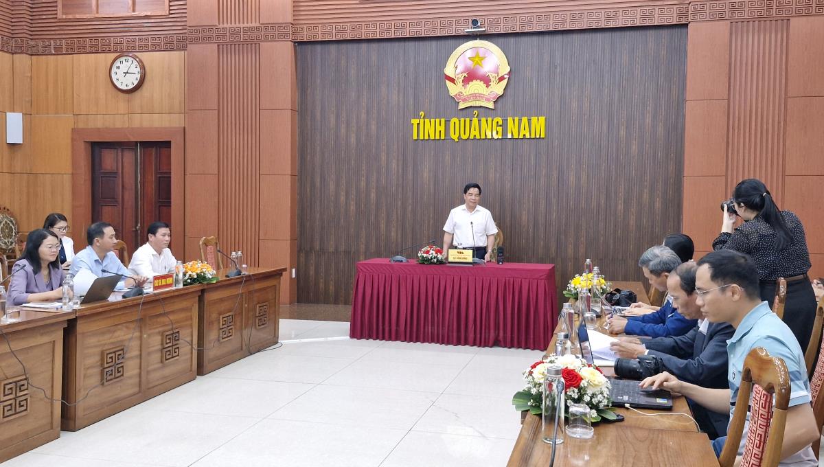 Chủ tịch UBND tỉnh Quảng Nam Lê Văn Dũng chủ trì buổi họp báo.
