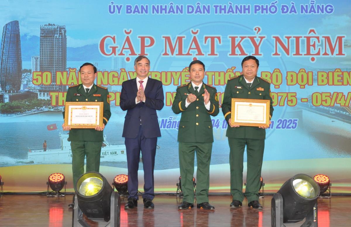 Chủ tịch HĐND TP Đà Nẵng Ngô Xuân Thắng (giữa) tặng Bằng khen của Chủ tịch UBND TP cho các tập thể và cá nhân.