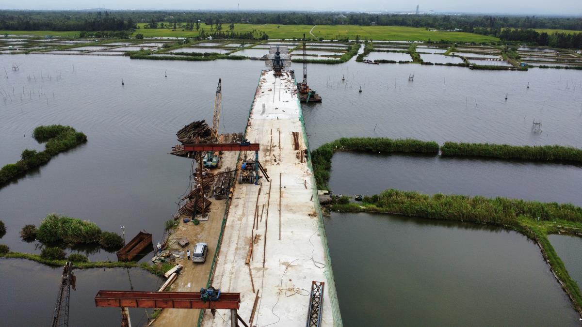 Cầu Trường Giang thuộc địa phận xã Bình Nam (huyện Thăng Bình) đang được đẩy nhanh tiến độ.