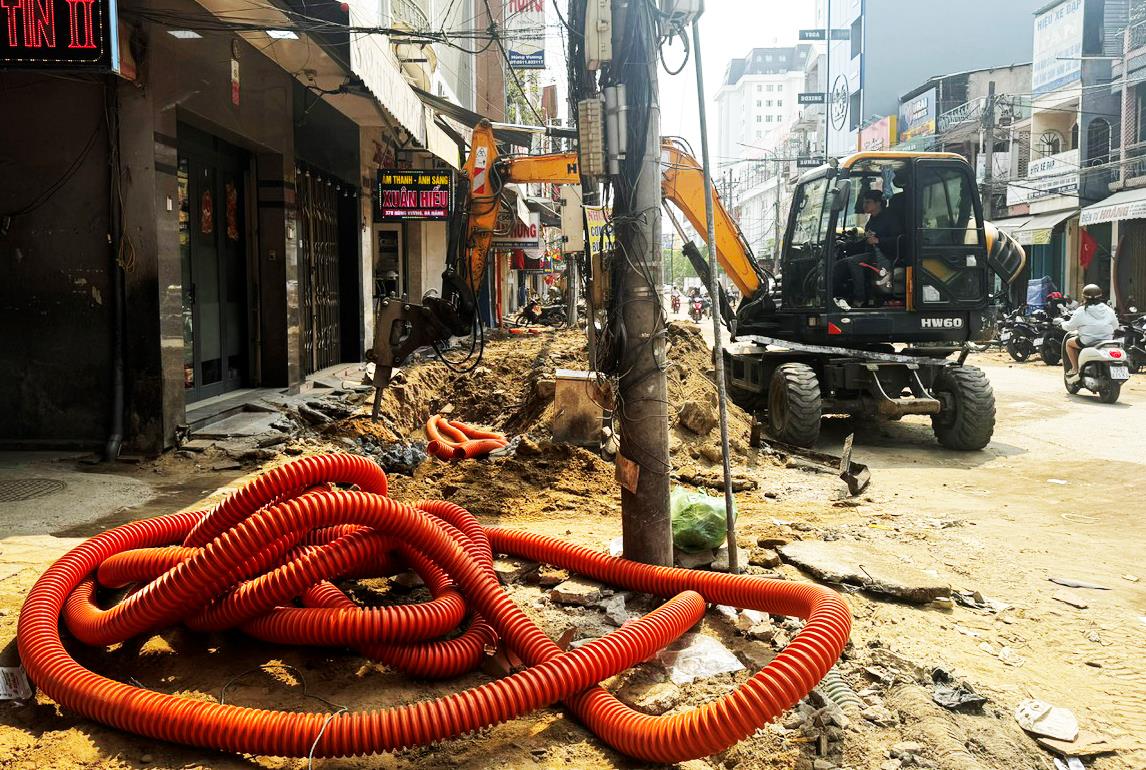 Thi công hạng mục thảm nhựa.