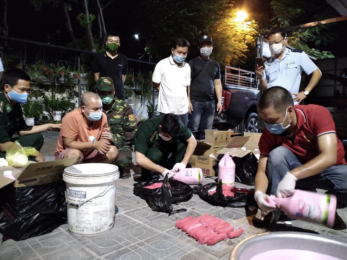 Lực lượng PCMT&TP BĐBP Quảng Trị phối hợp với lực lượng chức năng bắt giữ 9 đối tượng, thu giữ 100kg ma túy đá từ Lào vào Việt Nam.