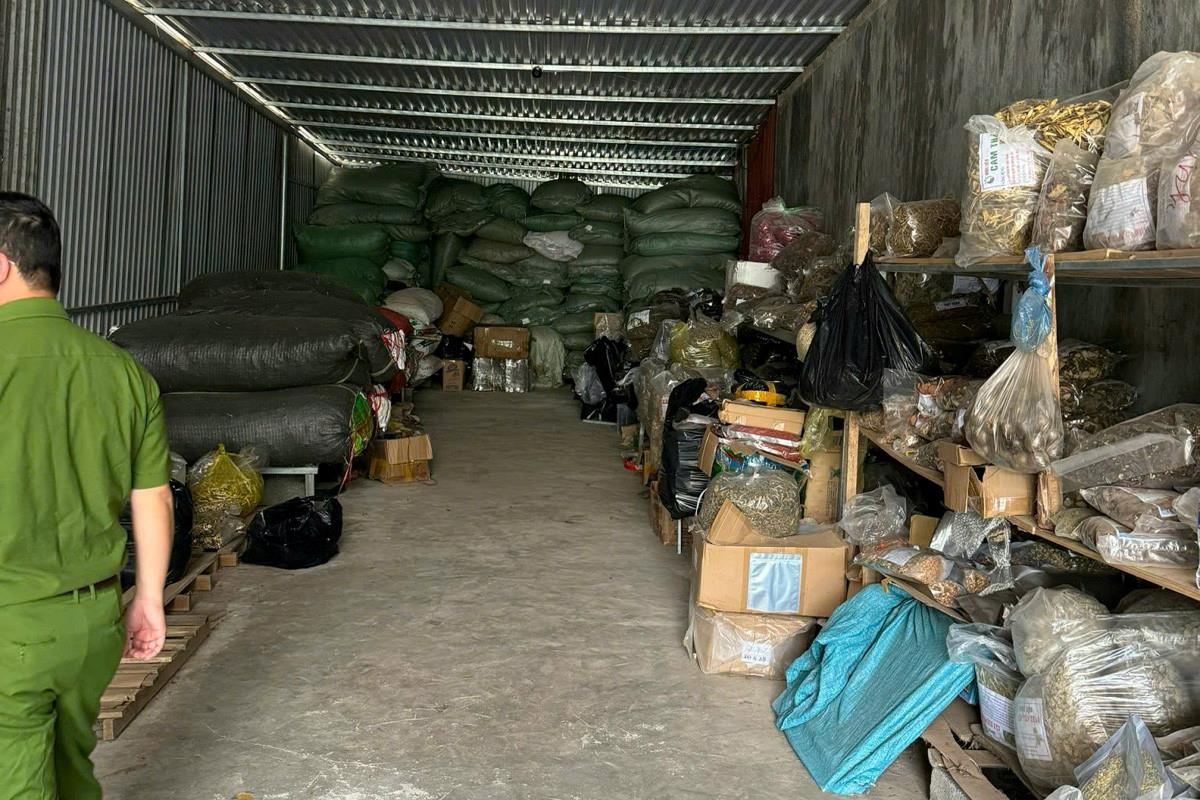 Thuốc dạng nước của nhóm đối tượng. Ảnh: Đ.T.